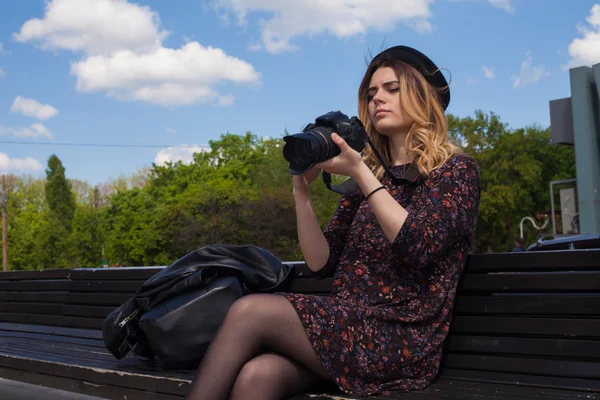 Girl with the digital camera — Stock Photo, Image