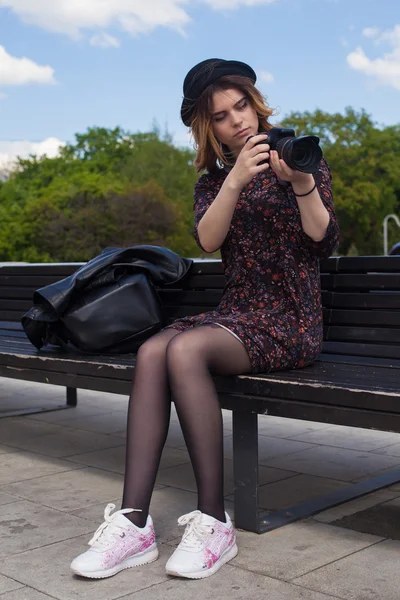 Girl with the digital camera — Stock Photo, Image