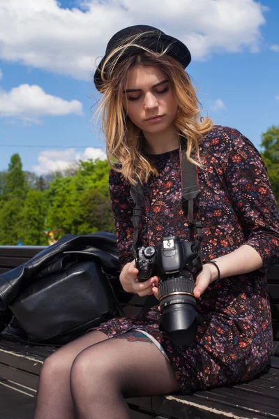 Menina com a câmera digital — Fotografia de Stock