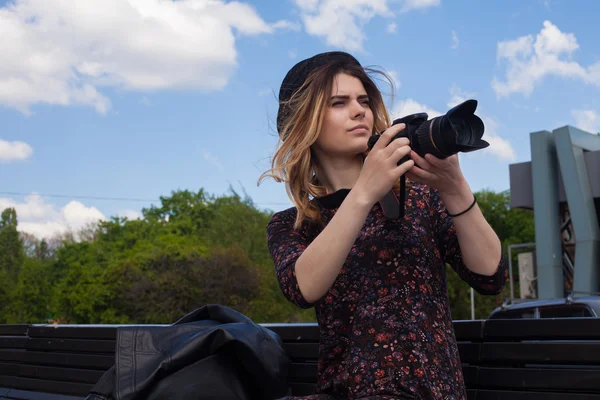 Menina com a câmera digital — Fotografia de Stock