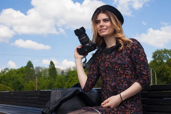 Girl with the digital camera — Stock Photo, Image