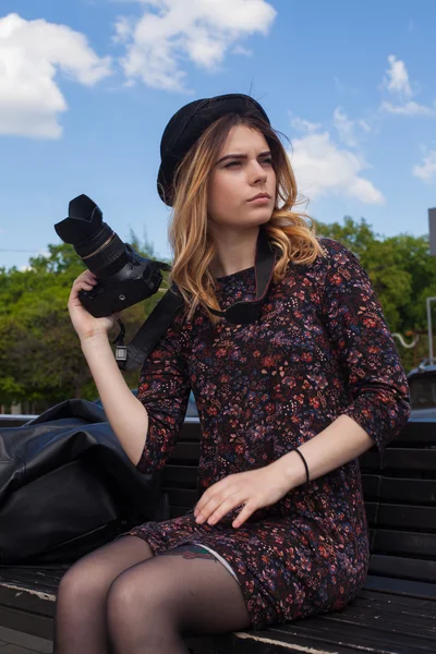 Chica con la cámara digital — Foto de Stock