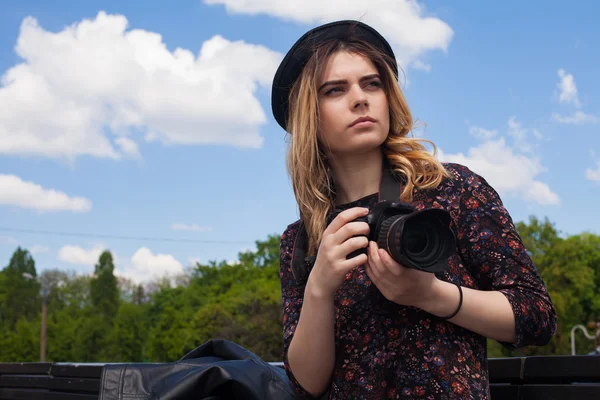 Ragazza con la fotocamera digitale — Foto Stock