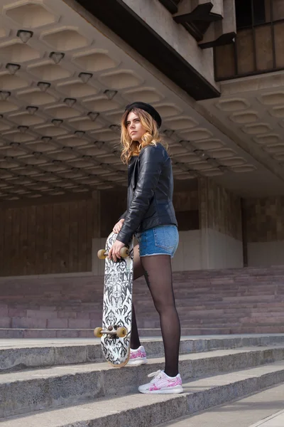 Το κορίτσι με το skateboard — Φωτογραφία Αρχείου