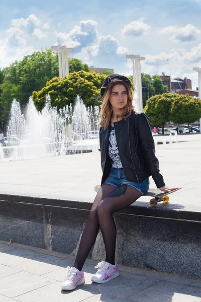 Menina com o skate — Fotografia de Stock