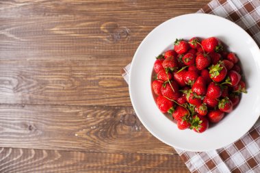 Çilek beyaz plaka üzerinde