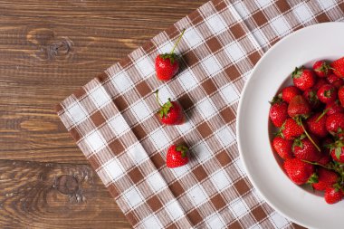 Çilek plaka ve masa örtüsü