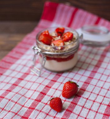 Masa örtüsü üzerinde taze çilek 