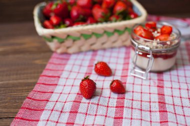 Taze çilek masa örtüsü ve sepet