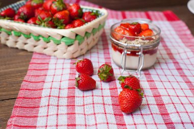 Taze çilek masa örtüsü ve sepet