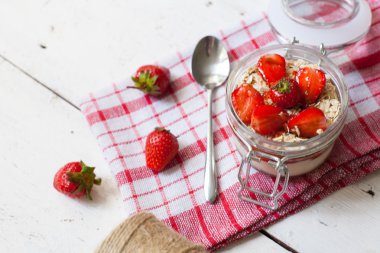 Yoğurtlu taze çilek