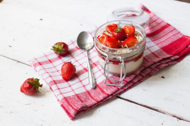 Yoğurtlu taze çilek