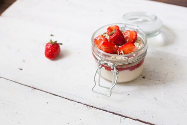 Ahşap masa üzerinde çilek ile yoğurt