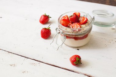 Ahşap masa üzerinde çilek ile yoğurt