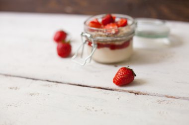 Ahşap masa üzerinde çilek ile yoğurt