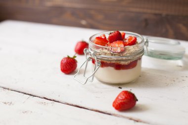 Ahşap masa üzerinde çilek ile yoğurt