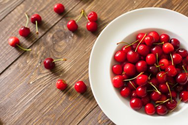 Beyaz tabak içinde taze kiraz