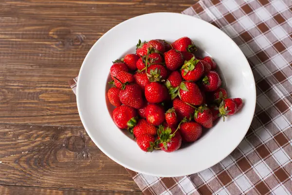 Fraises sur la plaque blanche — Photo