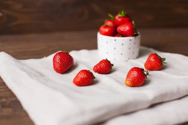 Deliciosas fresas en el bowl — Foto de Stock