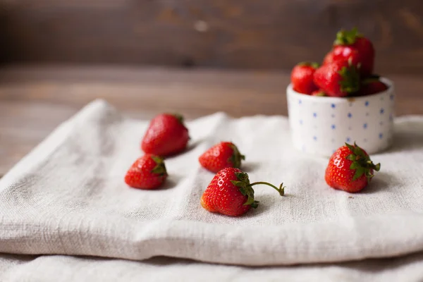 Délicieuses fraises dans le bol — Photo