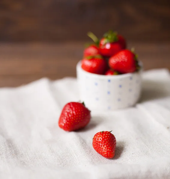 Délicieuses fraises dans le bol — Photo