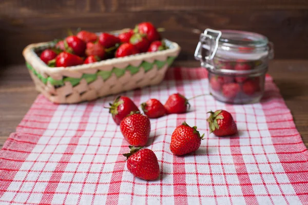 Strawberries on the tableclose — Stock Photo, Image