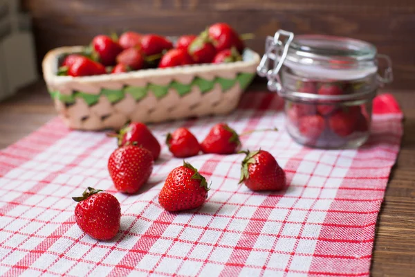 Strawberries on the tableclose — Stock Photo, Image