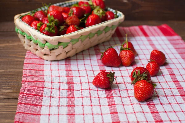 Sepet tableclose üzerinde çilek ile — Stok fotoğraf