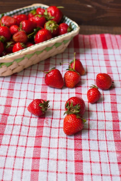 Basket with strawberries on the tableclose — Stock Photo, Image