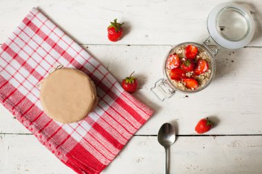 Reçel ve çilek ile yoğurt