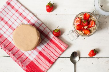 Reçel ve çilek ile yoğurt