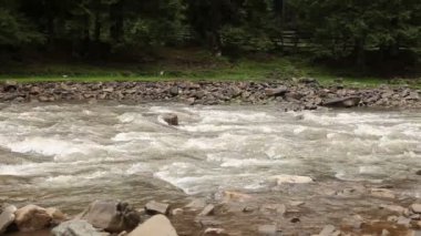 Güzel nehir akar aşağı