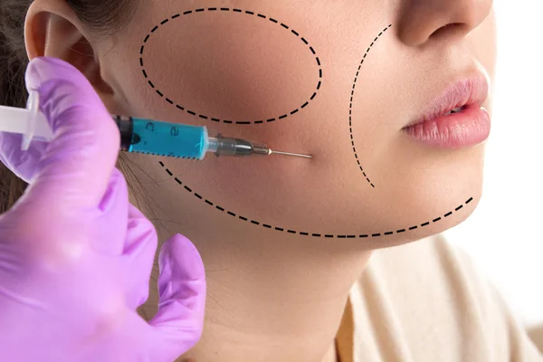 Doctor injects a botox — Stock Photo, Image