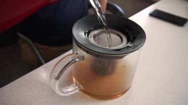 Cam çaydanlıkta çay demleme işlemi