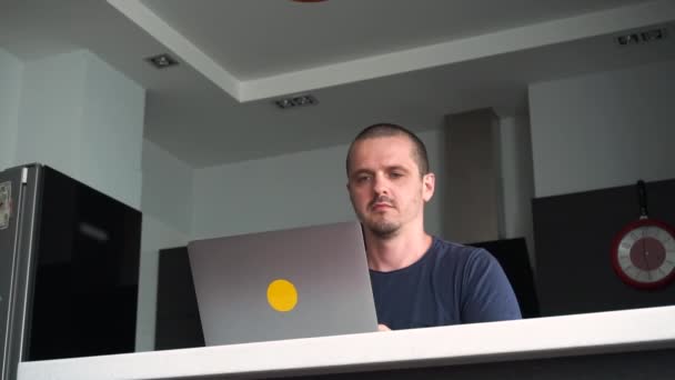 Człowiek pracujący na laptopie z domu — Wideo stockowe