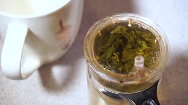Çaydanlıkta Tieguanyin çayı demlemek