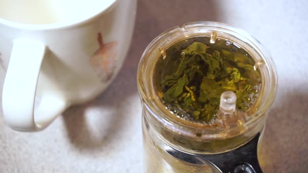 Preparación de té Tieguanyin en una tetera — Vídeos de Stock