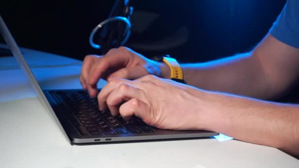 Bilgisayarda çalışan bir adamın ellerinde yakın plan görüntüsü. — Stok video