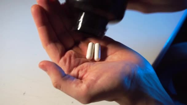 Fehér orvosi tabletták az ember tenyerében. — Stock videók