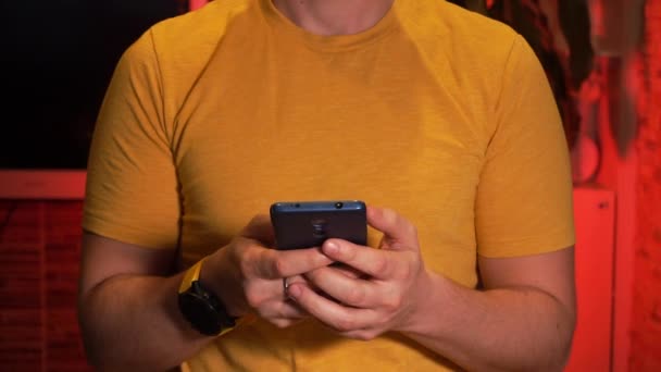 Muž textování nebo prohlížení online pomocí svého smartphonu — Stock video