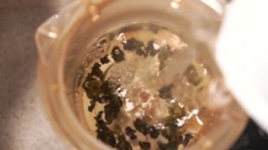 Çay demliğinde Tieguanyin çayı demlemek
