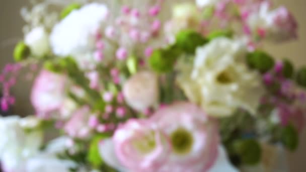 Masada farklı çiçeklerden bir buket var.. — Stok video