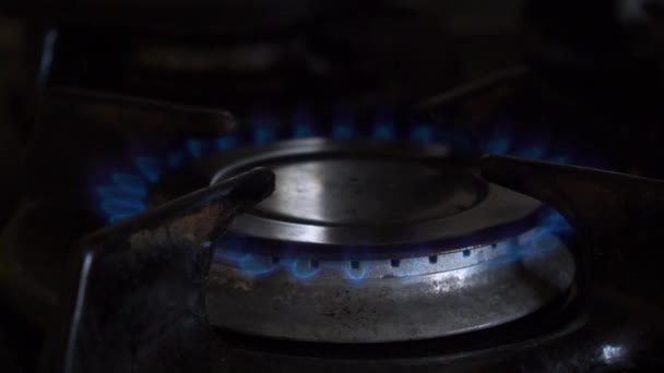 Enciende una cocina de gas manualmente durante el movimiento de la cámara — Vídeos de Stock