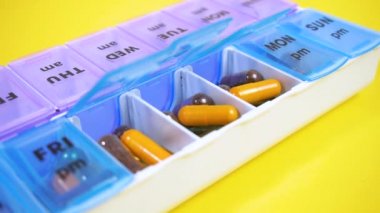 Günlük ilaç kutusunda farklı haplar.