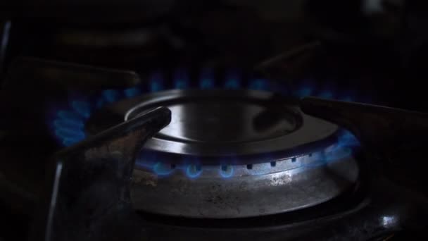 Газова плита з палаючим газом під час руху камери — стокове відео