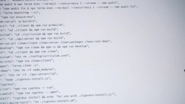 Bilgisayarın beyaz ekranında çalışan bilgisayar kodu