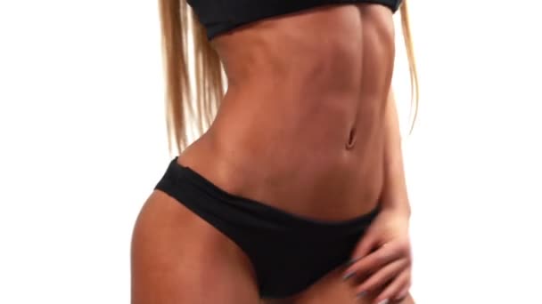 Jovem mulher fitness com corpo bonito está dançando — Vídeo de Stock