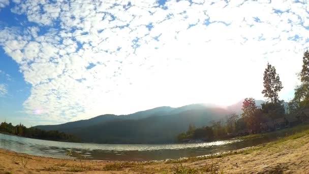 Timelapse - dia de sol na praia do lago — Vídeo de Stock