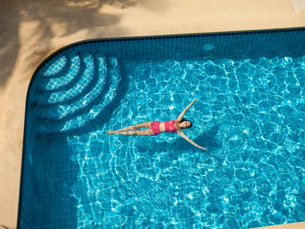 Donna nuoto e relax in piscina — Foto Stock