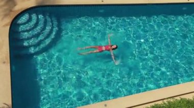 Mavi havuzu kadında. Üstten Görünüm